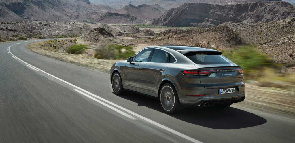 Porsche auf einer Landstraße