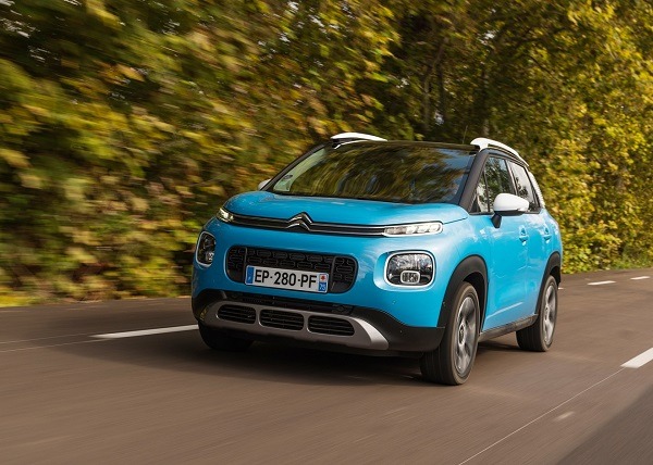 Hellblauer Citroën C3 Aircross auf Straße mit Bäumen im Hintergrund
