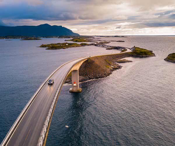Luftaufnahme der berühmten Storseisundet-Brücke an der Atlantic Ocean Road