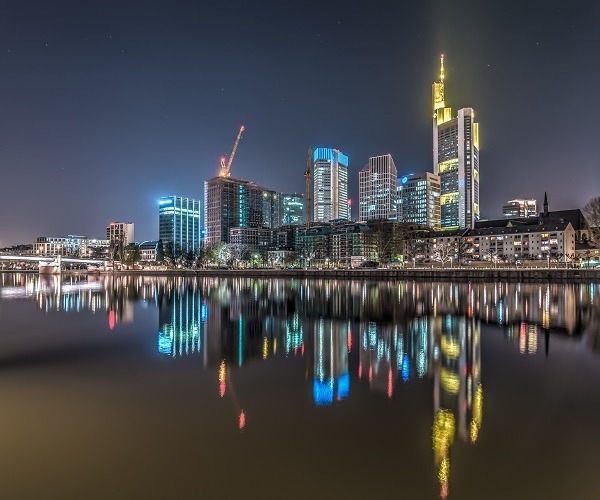 HDR-Bild der Skyline von Frankfurt am Main bei Nacht.