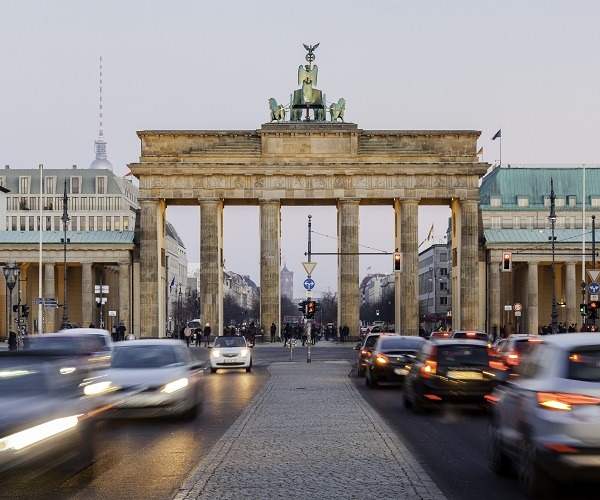 Das Brandenburger Tor in Berlin mit Berufsverkehr