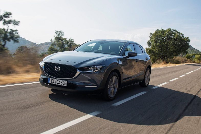 Mazda CX-30 Girona 2019 Action auf einer Straße mit Landschaft im Hintergrund