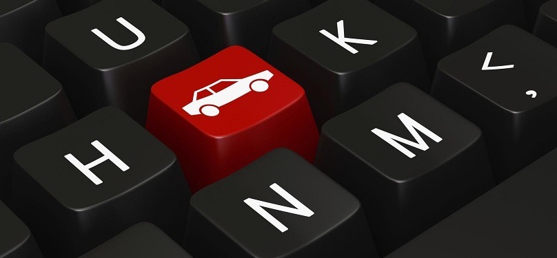 Nahaufnahme einer Tastatur mit einem Auto auf einer Taste