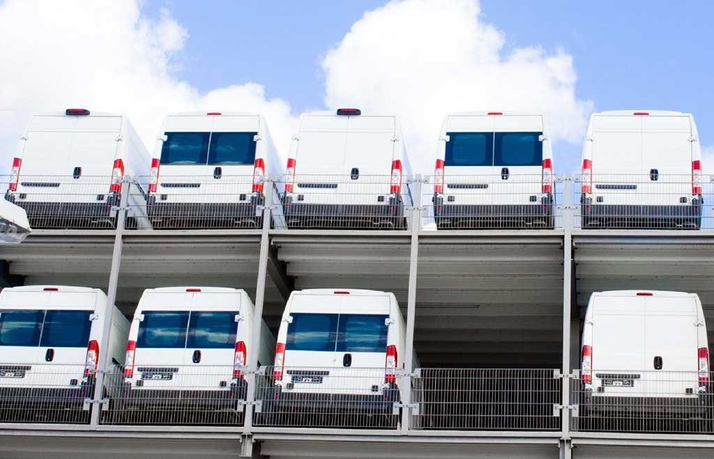 Weiße Transporter Fahrzeuge in einem Parkhaus