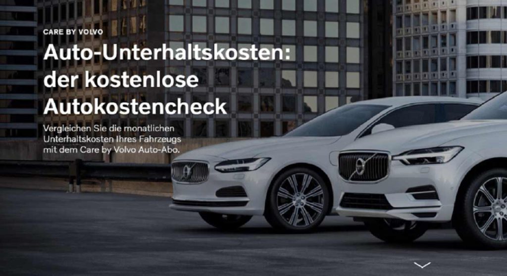 2 Volvo Fahrzeuge mit Gebäuden im Hintergrund