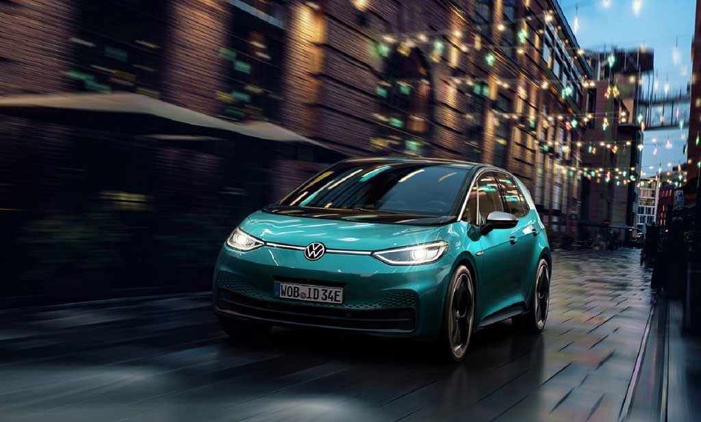 Grüner Volkswagen ID.3 auf einer Straße mit Gebäuden im Hintergrund