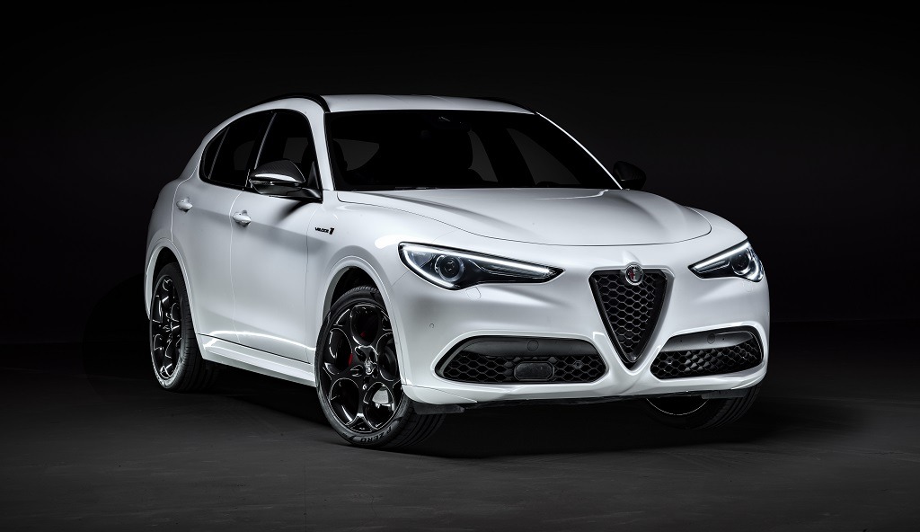 Alfa Romeo Stelvio mit schwarzem Hintergrund